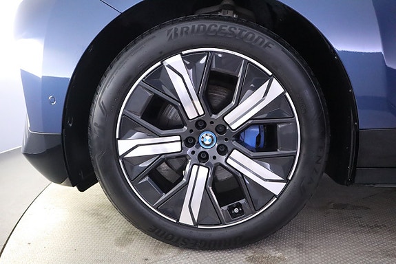BMW iX 10 of 26