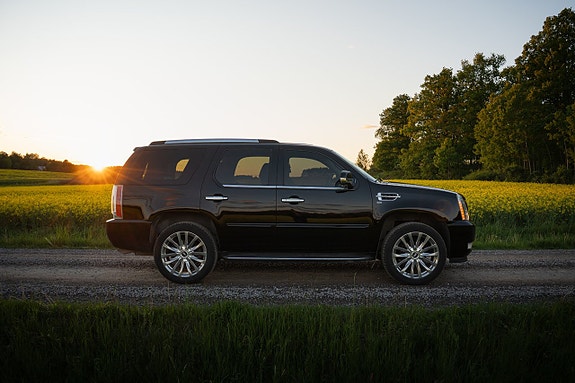 Cadillac Escalade 2 of 5