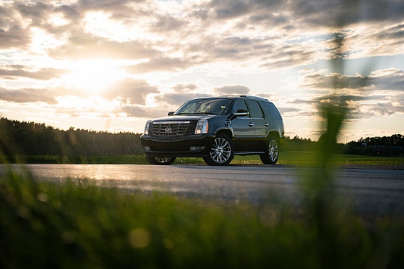 Cadillac Escalade 3 of 5