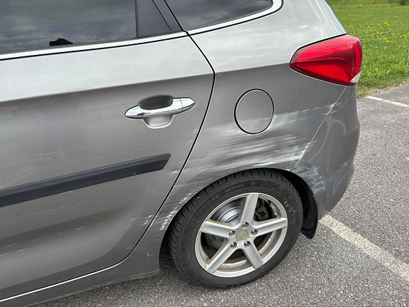 Kia Carens 4 of 8