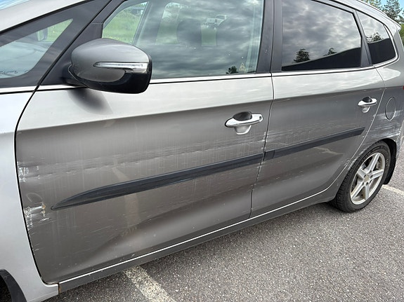Kia Carens 5 of 8