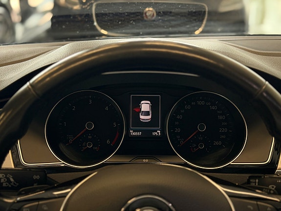 Volkswagen Passat 12 of 23