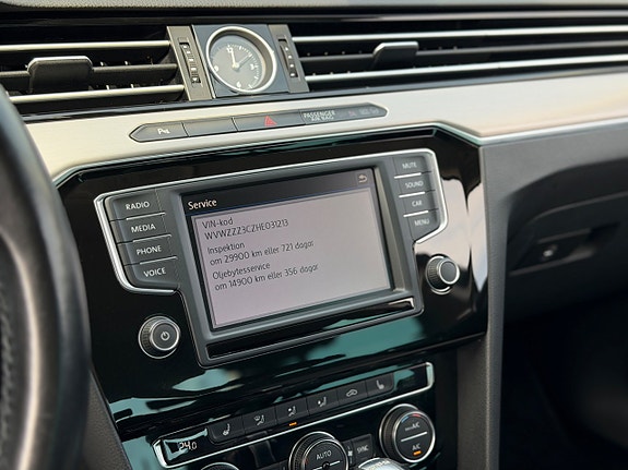 Volkswagen Passat 16 of 23