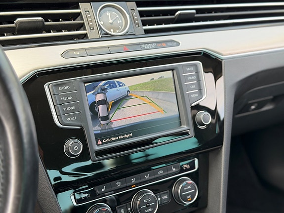 Volkswagen Passat 17 of 23