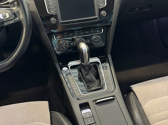 Volkswagen Passat 13 of 23