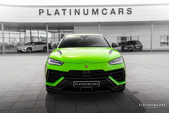 Lamborghini Urus 3 of 5
