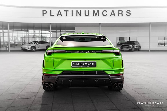 Lamborghini Urus 4 of 5