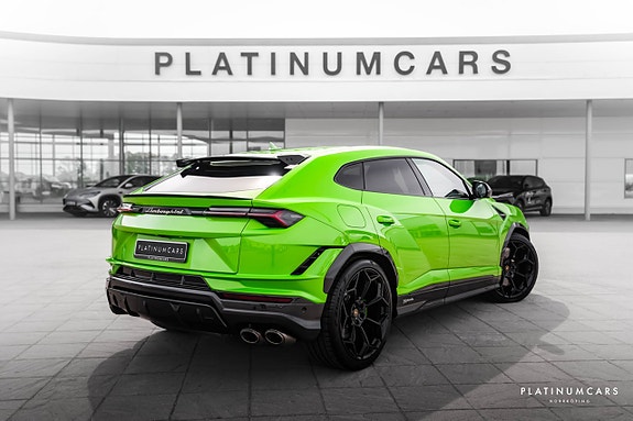 Lamborghini Urus 2 of 5