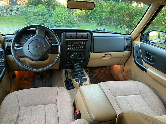 Jeep Cherokee 8 of 13