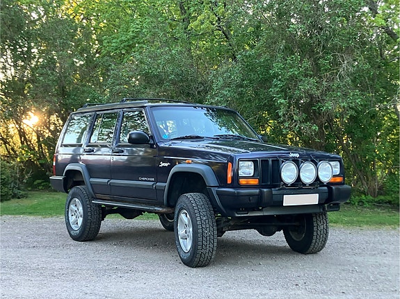 Jeep Cherokee 2 of 13