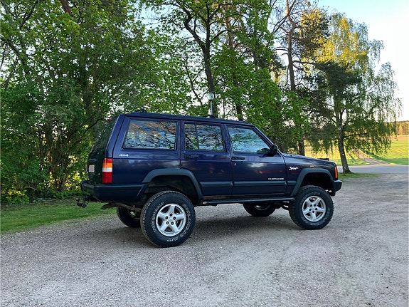 Jeep Cherokee 3 of 13