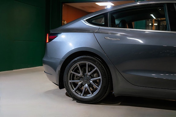 Tesla Model 3 7 of 24