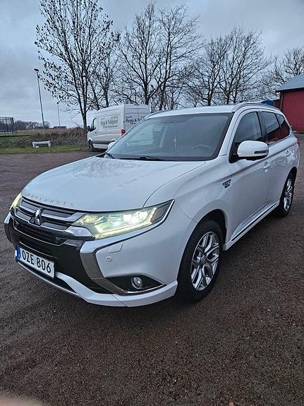 Mitsubishi Outlander 2 of 5