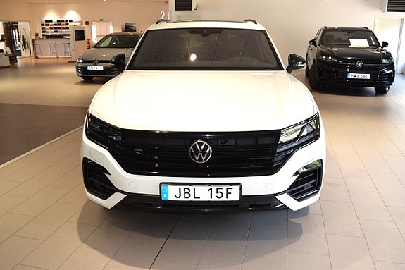Volkswagen Touareg 2 of 5
