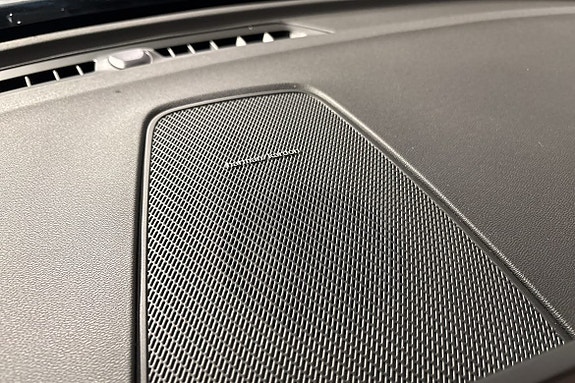 Volvo XC60 13 of 16