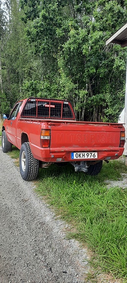 Mitsubishi L200 Club Cab 2 of 2