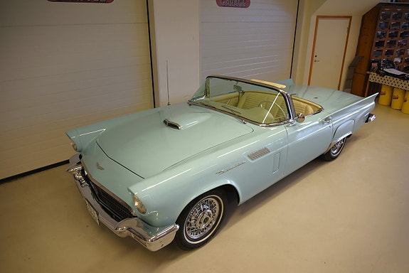 Ford Thunderbird 13 of 30