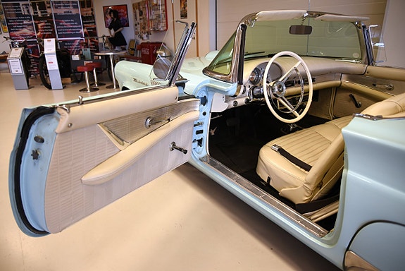 Ford Thunderbird 23 of 30