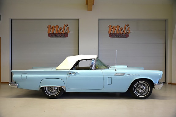 Ford Thunderbird 6 of 30