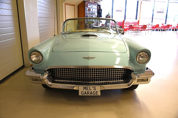 Ford Thunderbird 4 of 5