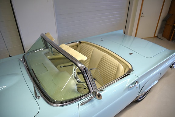 Ford Thunderbird 15 of 30