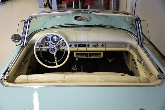 Ford Thunderbird 18 of 30
