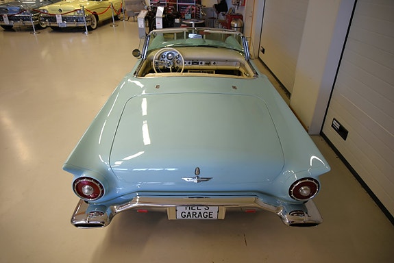 Ford Thunderbird 8 of 30