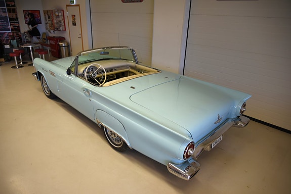Ford Thunderbird 9 of 30