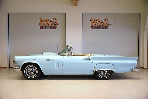 Ford Thunderbird 2 of 5