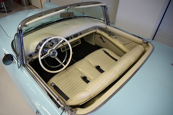 Ford Thunderbird 17 of 30