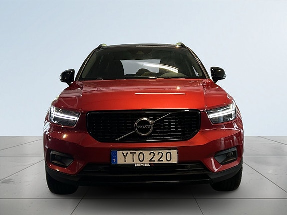 Volvo XC40 2 of 5