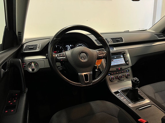 Volkswagen Passat 18 of 26