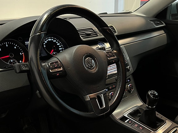 Volkswagen Passat 16 of 26