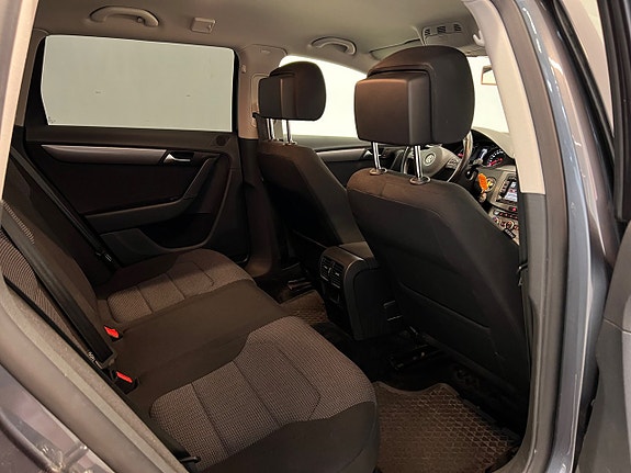 Volkswagen Passat 19 of 26