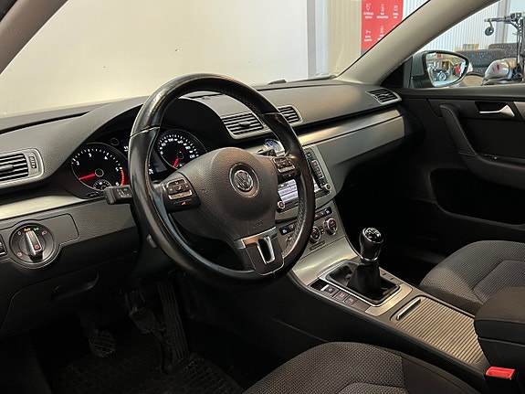 Volkswagen Passat 13 of 26