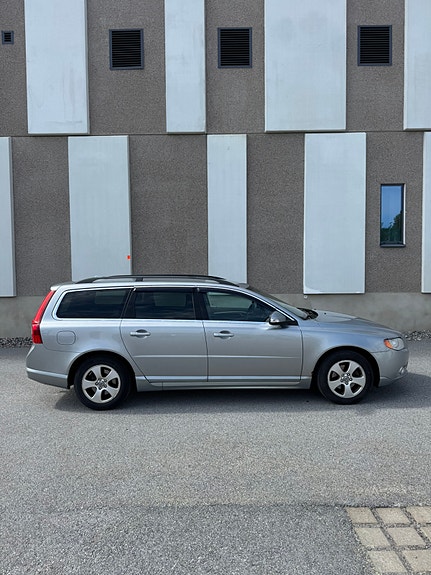 Volvo V70 2 of 21