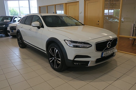 Volvo V90 Cross Country 2 of 5