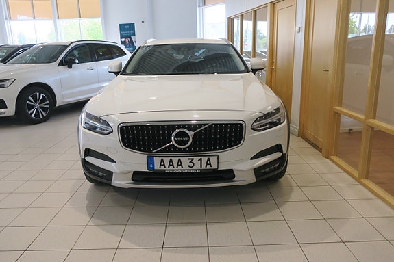 Volvo V90 Cross Country 3 of 5