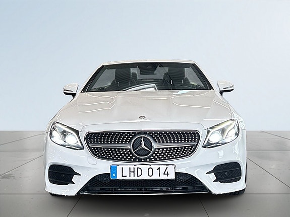 Mercedes-Benz E200 2 of 5
