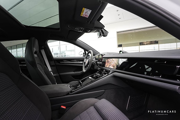 Porsche Panamera 4 4 of 5