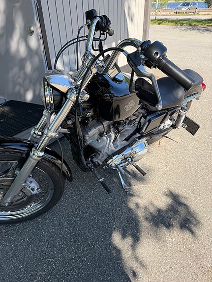 Harley-Davidson 883 Hugger 3 of 4