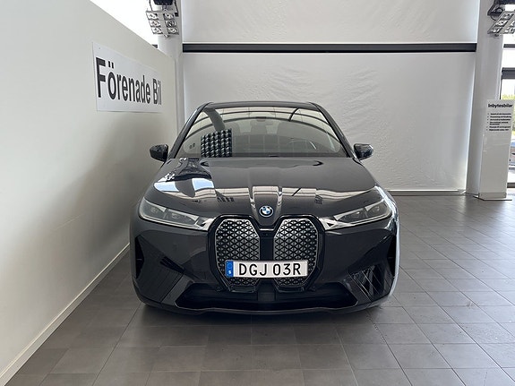 BMW iX 2 of 5