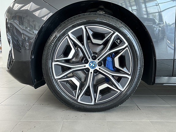 BMW iX 4 of 5