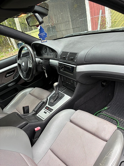 BMW 525i 3 of 4