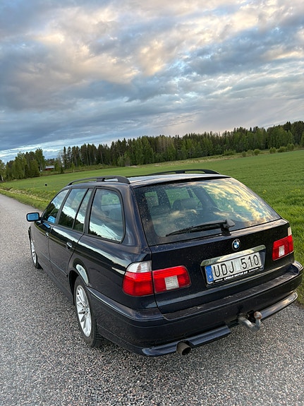 BMW 525i 2 of 4