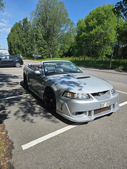 Ford Mustang 2 of 5