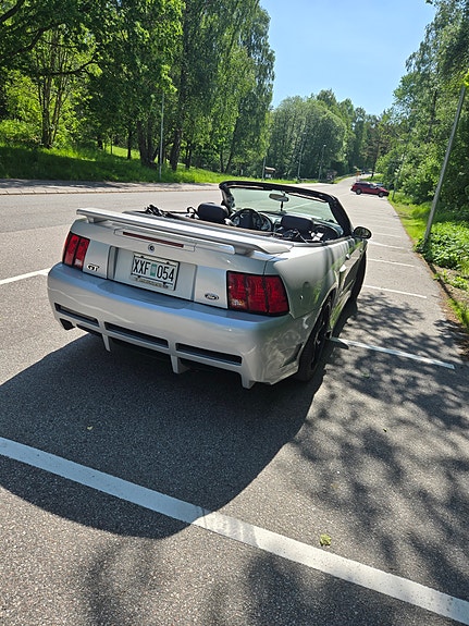 Ford Mustang 3 of 5
