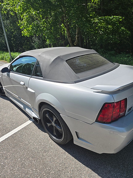 Ford Mustang 4 of 5