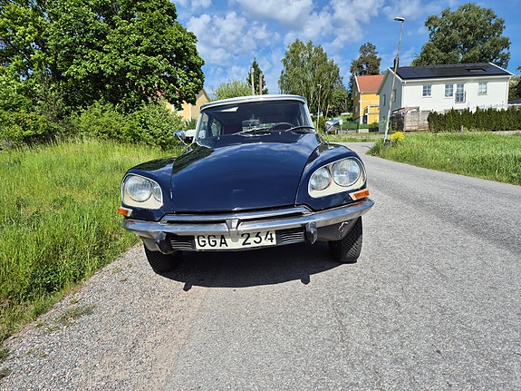 Citroen DS20 2 of 5