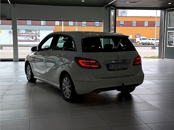 Mercedes-Benz B180 3 of 5